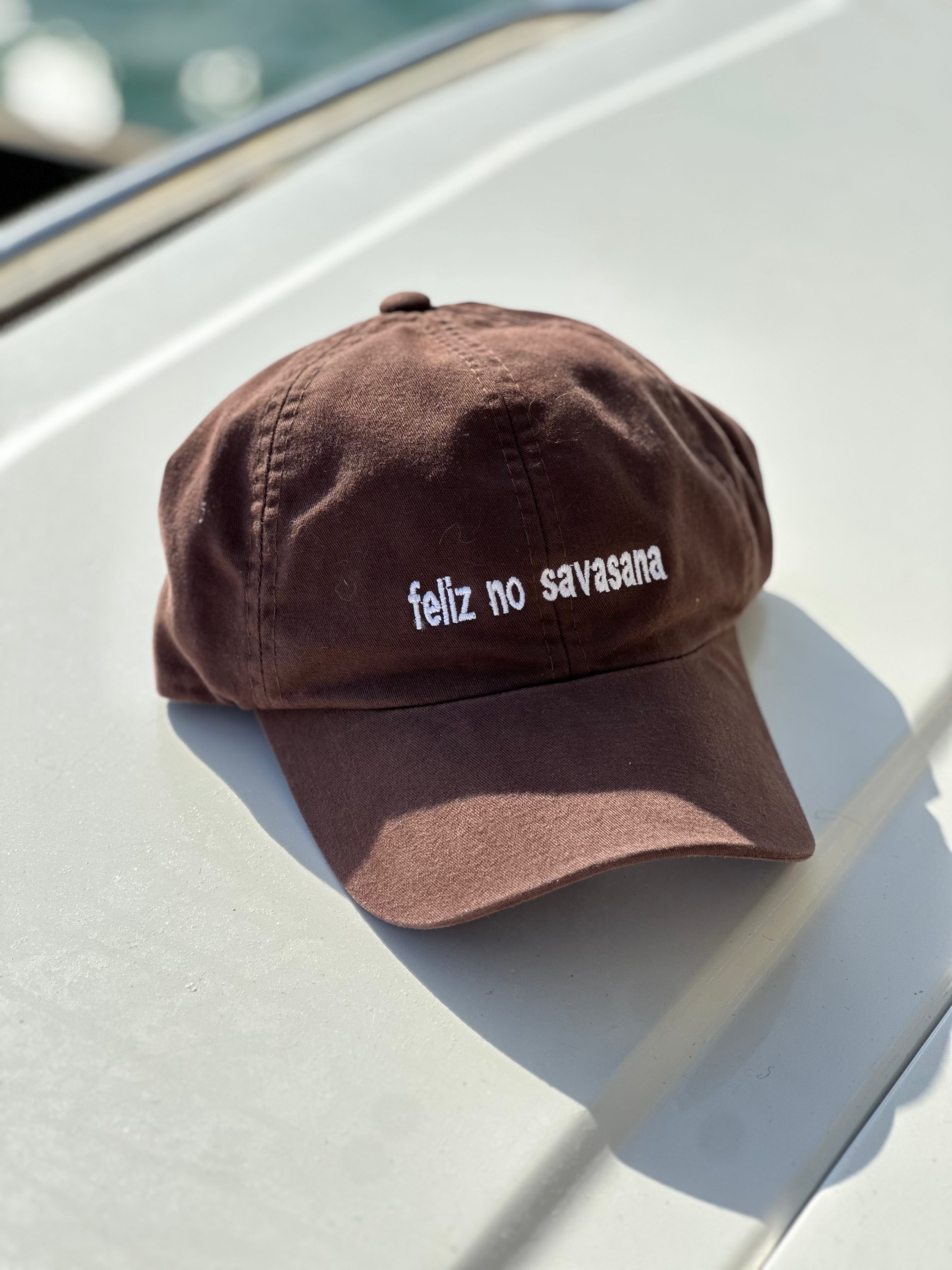 Boné Marrom Feliz no Savasana